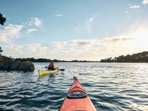 Kayak sur le littoral breton