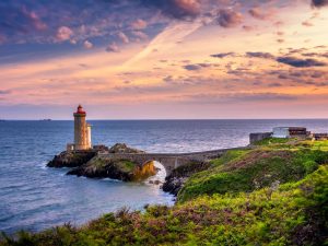 Phare sur une plage et une côte bretonne