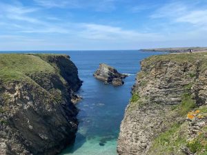 Palge avec paysage sauvage et rochers en Bretagne