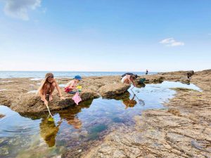 Plage bretonne avec des enfants