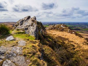 Parc naturel régional d'Armorique entre des villes en Bretagne