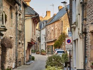 Rue d'une des villes en Bretagne